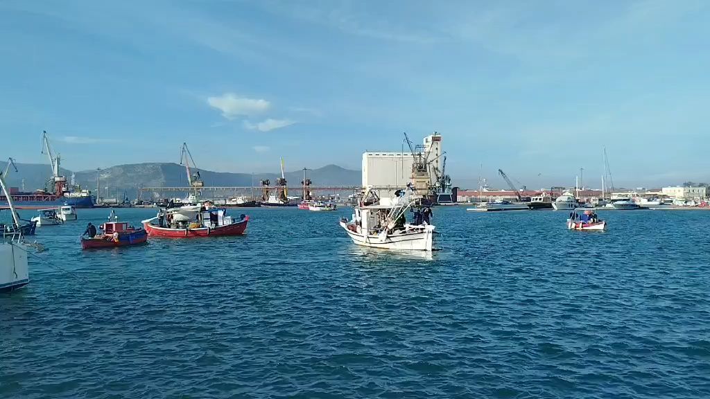 Αλιείς-αποκλείουν-το-λιμάνι-του-Βόλου