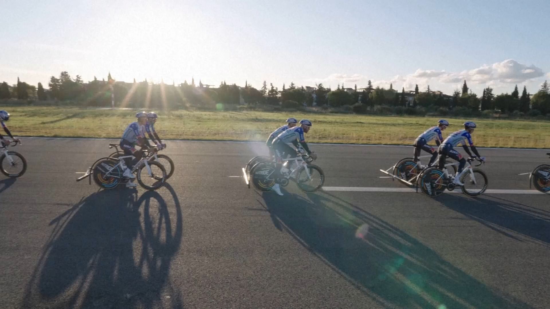 Απίστευτο-επίτευγμα-9-ποδηλάτες-σηκώνουν-ανεμόπτερο-μέχρι-την-απογείωση