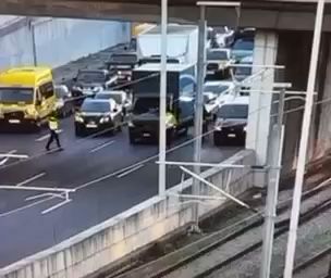 Αττική-Οδός-Σοκαριστικό-βίντεο-Αναβάτης-μηχανής-παρασύρει-τροχονόμο