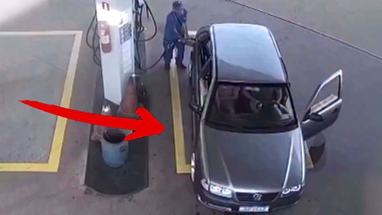 Αυτοκίνητο παίρνει φωτιά ενώ βάζει βενζίνη σε πρατήριο