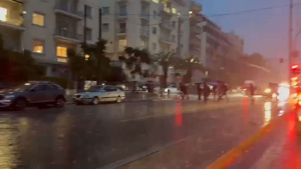 Κακοκαιρία-Byron-Ισχυρή-καταιγίδα-στο-κέντρο-της-Αθήνας