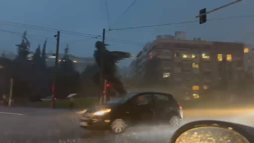 Κακοκαιρία-Byron-Ποτάμια-οι-δρόμοι-στο-κέντρο-της-Αθήνας