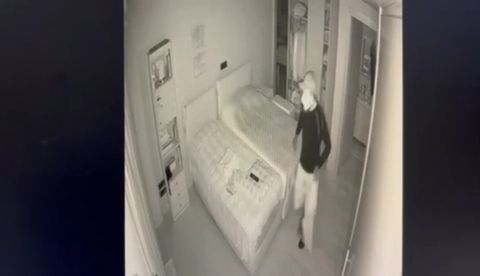 Καρέ – καρέ η δράση του ληστή που άδειαζε σπίτια σε Φιλοθέη και Ψυχικό