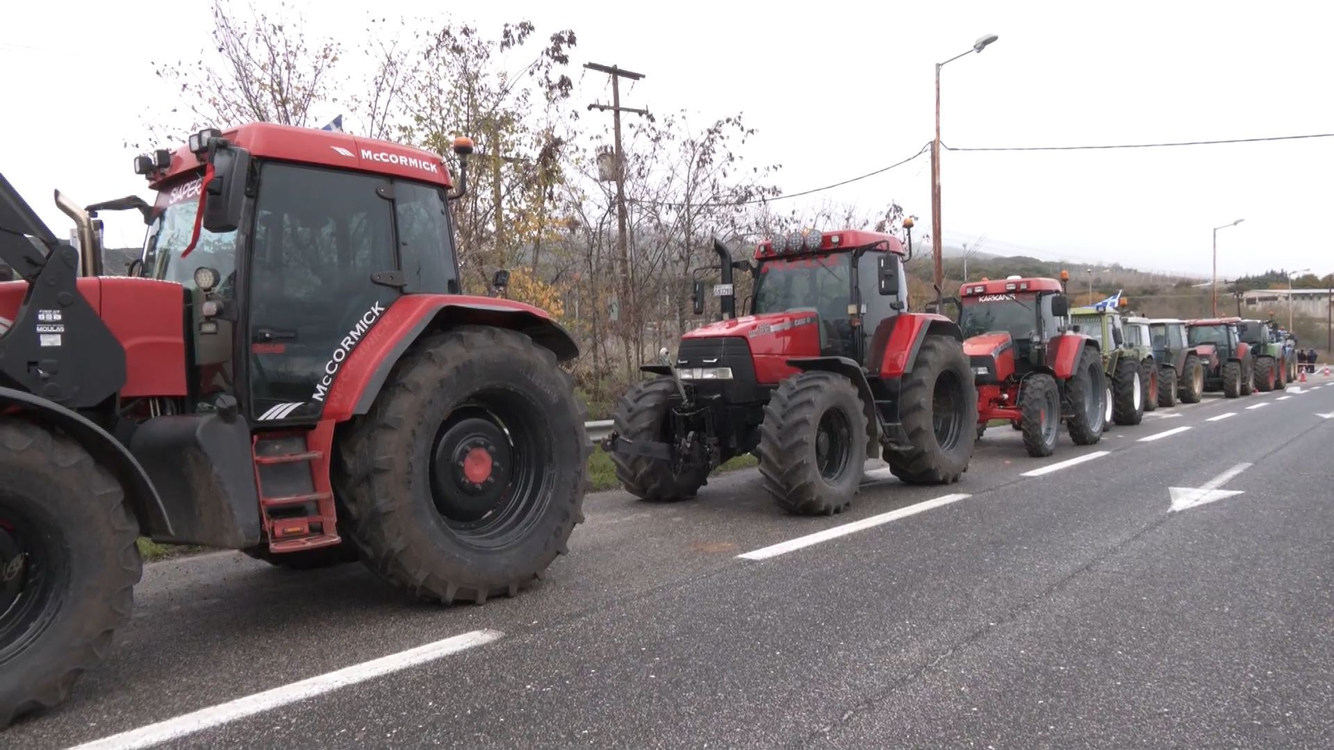 Στήνουν-μπλόκα-στην-εθνικό-οδό-οι-αγρότες-της-Φθιώτιδας