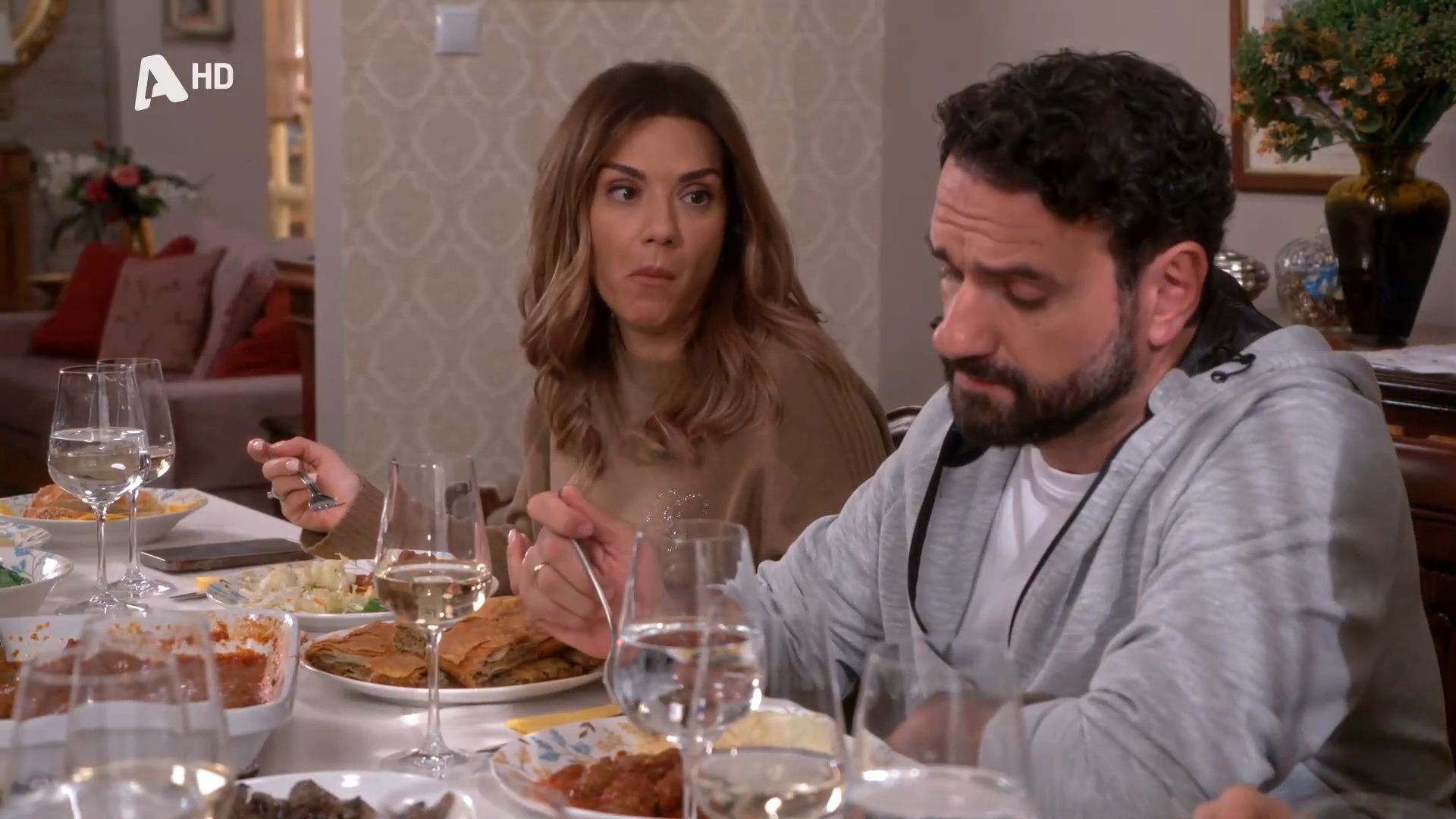 Το-Σόι-σου-Ο-Σάββας-προσπαθεί-να-προσαρμοστεί-και-να-συμβιβαστεί-με-την-ιδέα-της-ανεξαρτησίας-της-Χαράς-και-της-Σάντρας