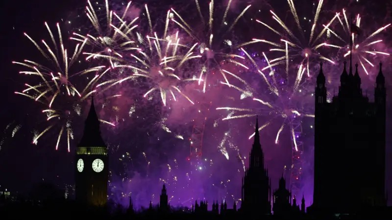 Ο πλανήτης καλωσόρισε το 2026 με εντυπωσιακά σόου και πυροτεχνήματα – Δείτε εικόνες και βίντεο