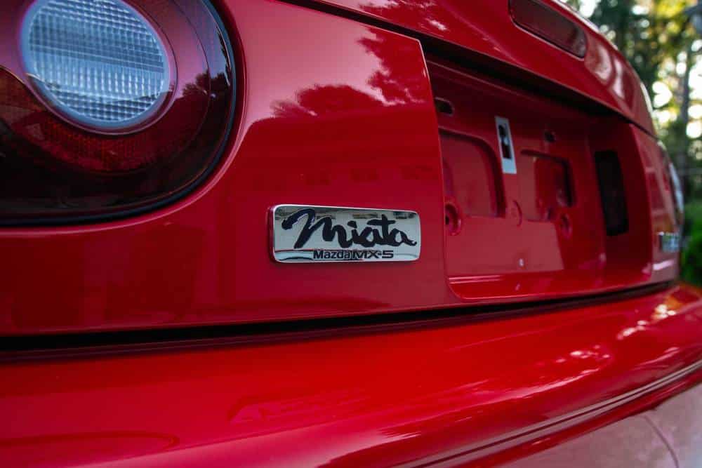 Καυτό κόκκινο 36χρονο Mazda MX-5 NA