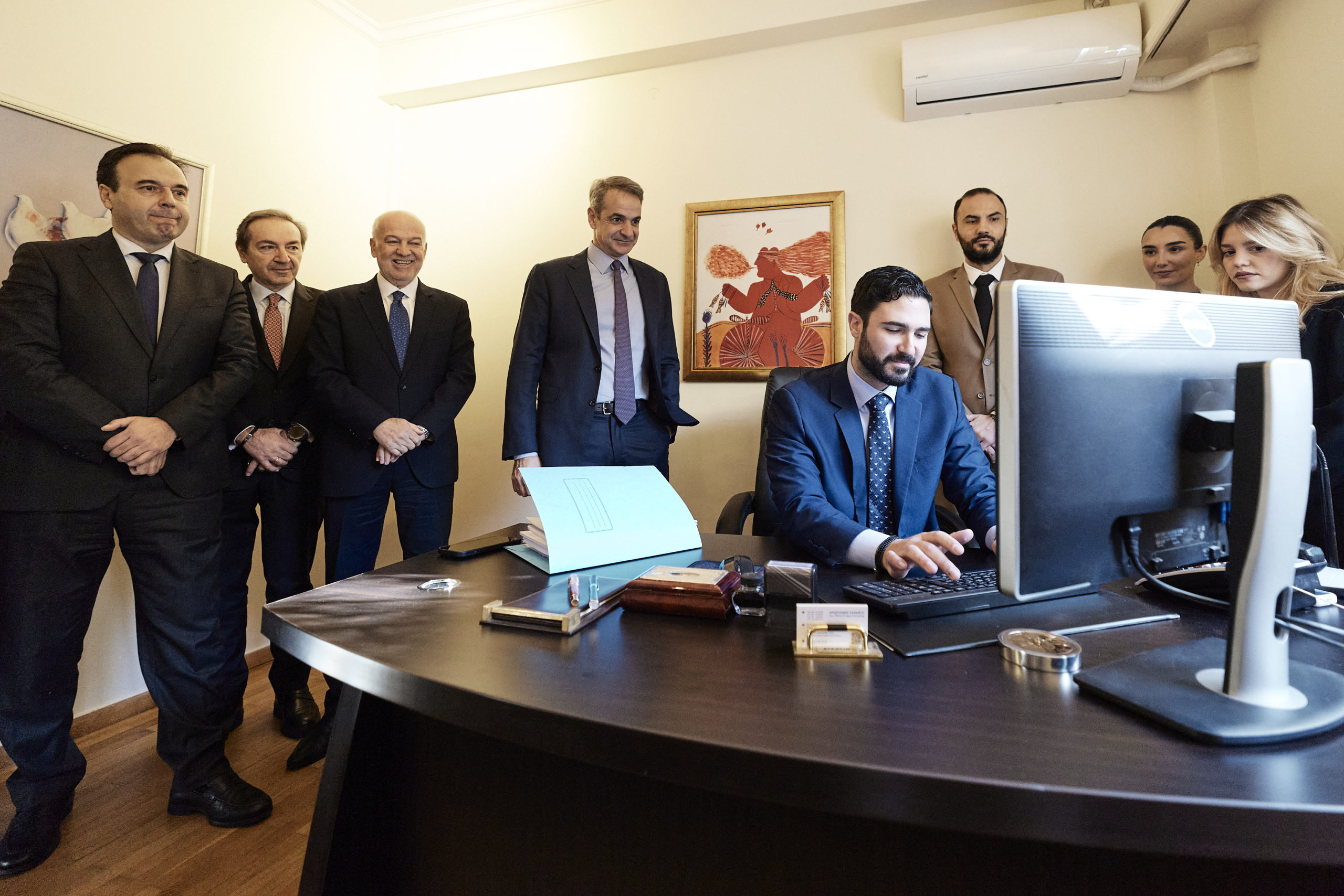 ο πρωθυπουργός Κυριάκος Μητσοτάκης, κατά την παρουσίαση του νέου ψηφιακού δικαστικού φακέλου σε δικηγορικό γραφείο της Αθήνας.