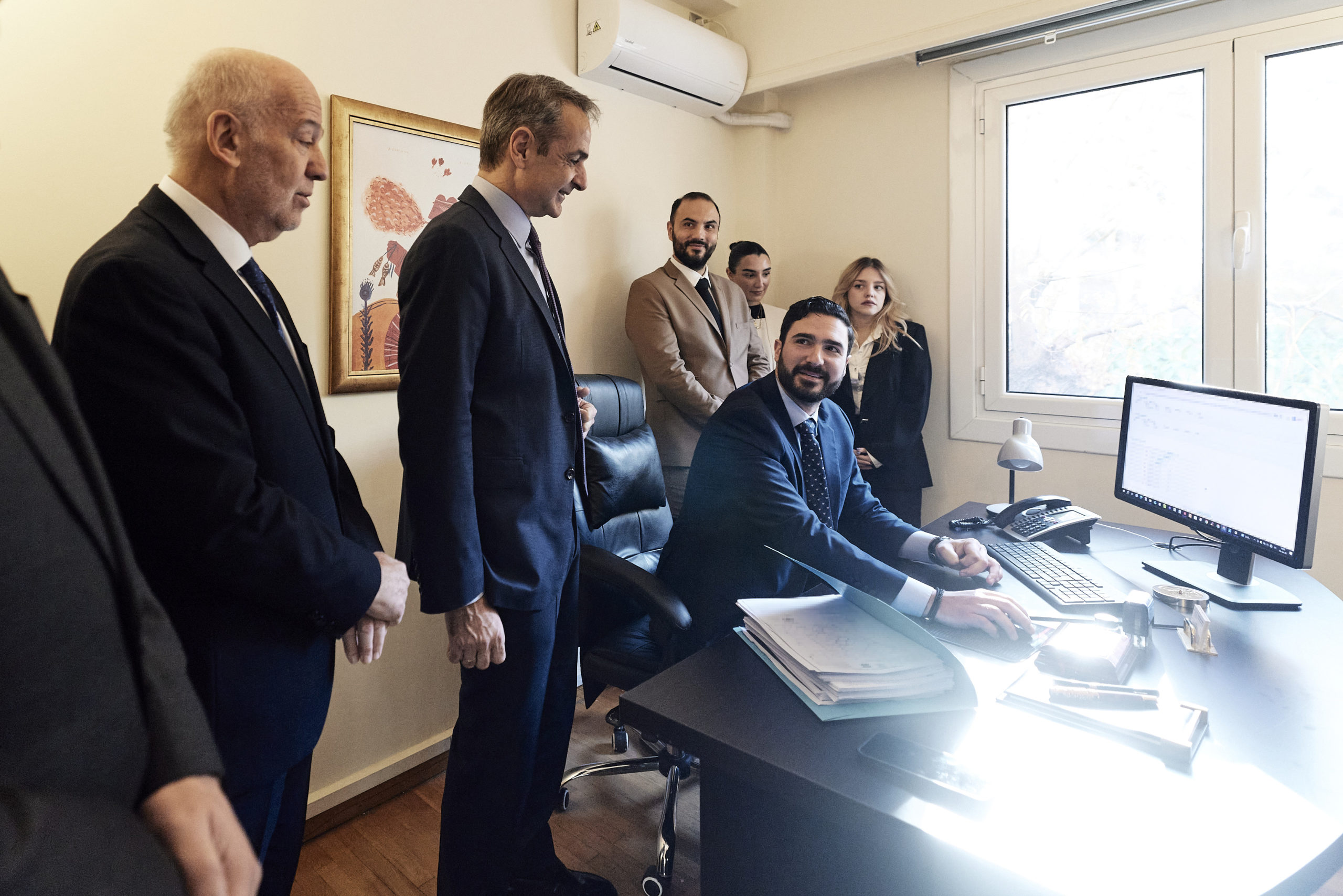 ο πρωθυπουργός Κυριάκος Μητσοτάκης, κατά την παρουσίαση του νέου ψηφιακού δικαστικού φακέλου σε δικηγορικό γραφείο της Αθήνας.