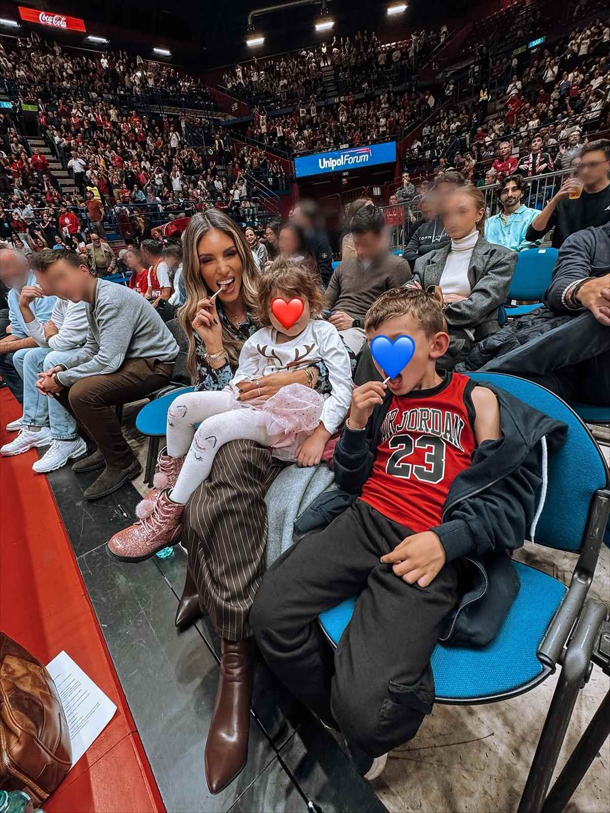 H Αθηνά Οικονομάκου με τα παιδιά της στο Μιλάνο