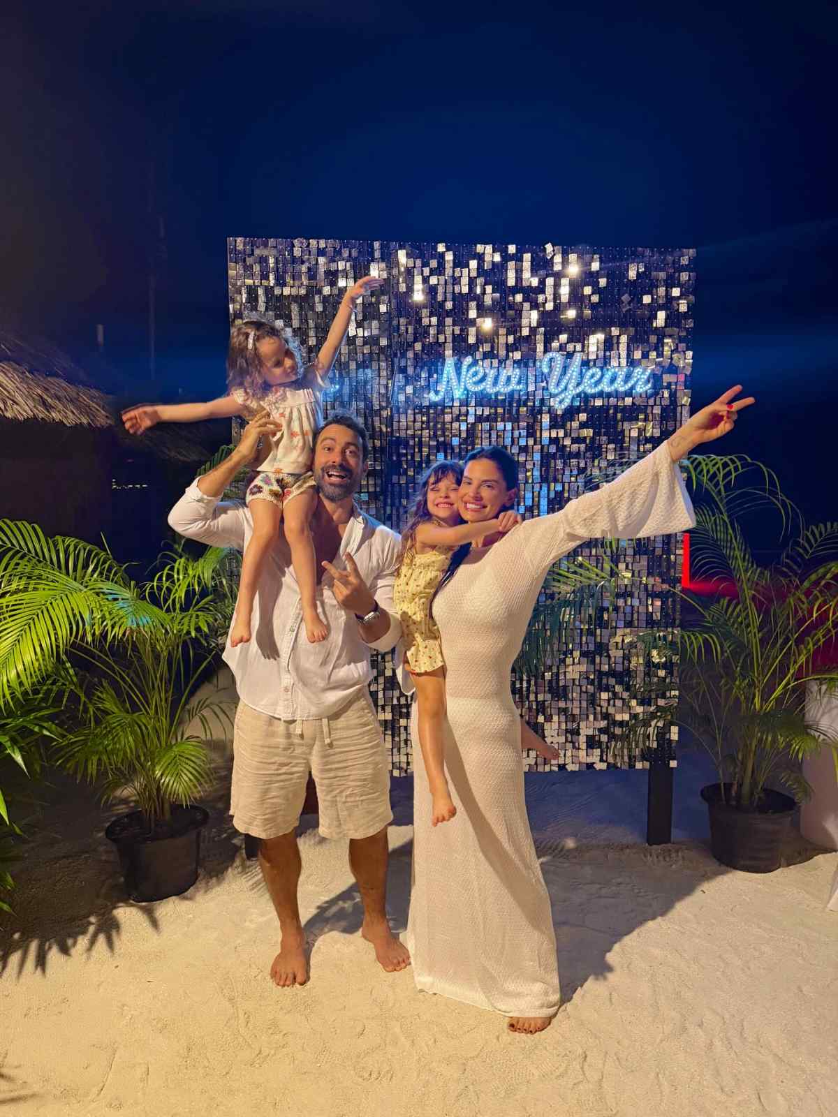 Μπόμπα – Τανιμανίδης: Το άλμπουμ φωτογραφιών από την εξόρμηση με τις κόρες τους στις Μαλδίβες 14 Η Χριστίνα Μπόμπα με τον Σάκη Τανιμανίδη στις Μαλδίβες