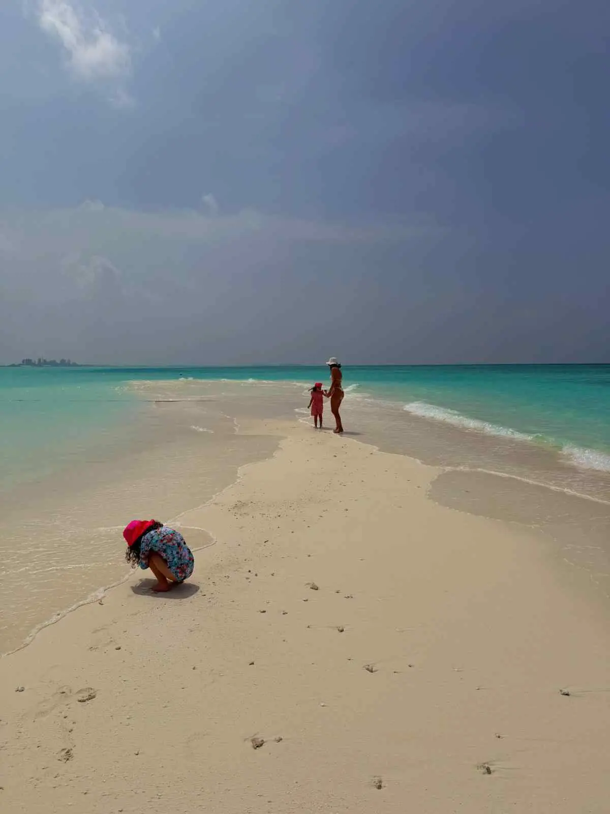 Μπόμπα – Τανιμανίδης: Το άλμπουμ φωτογραφιών από την εξόρμηση με τις κόρες τους στις Μαλδίβες 16 Η Χριστίνα Μπόμπα με τις κόρες τις στις Μαλδίβες