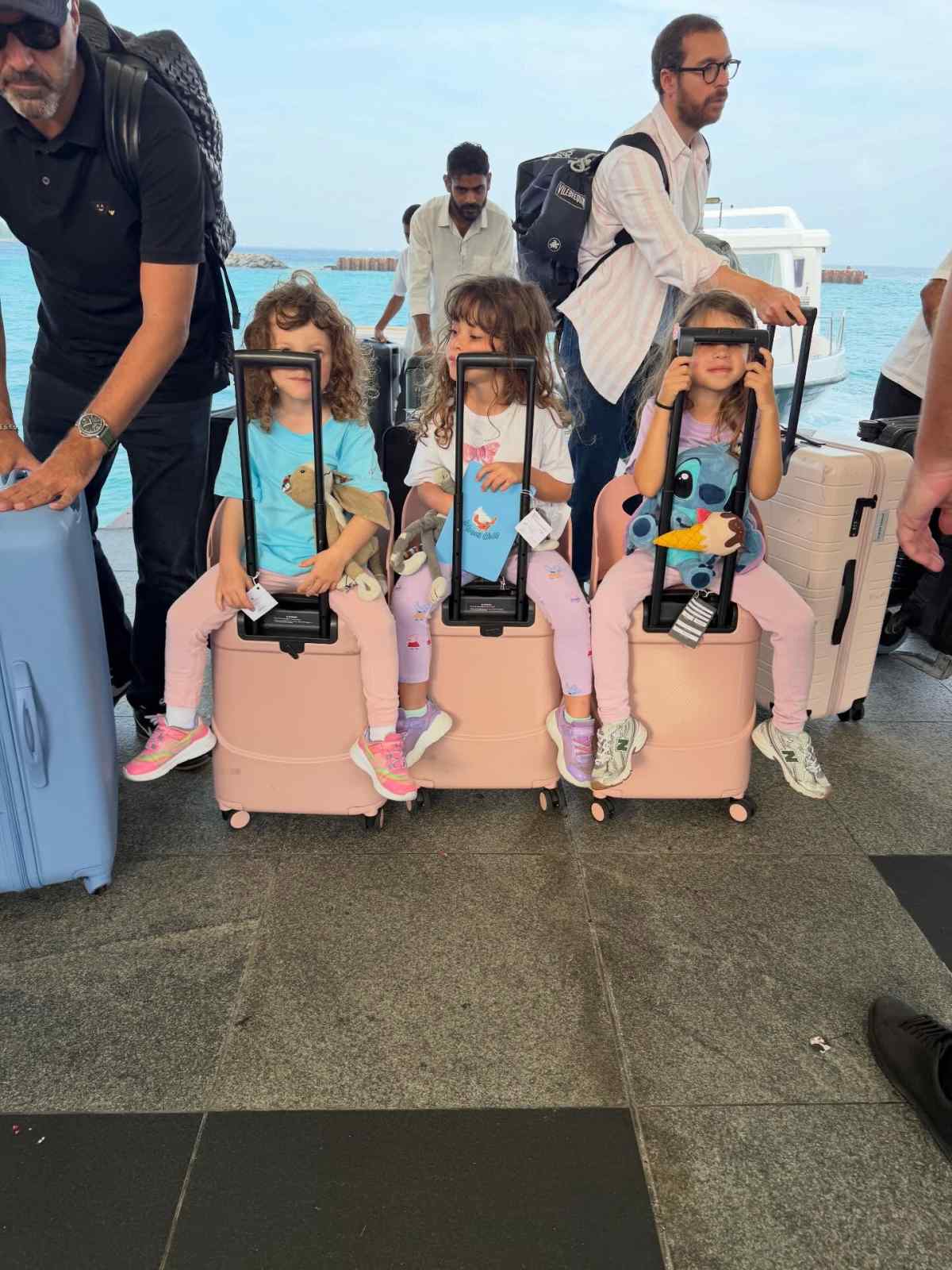 Μπόμπα – Τανιμανίδης: Το άλμπουμ φωτογραφιών από την εξόρμηση με τις κόρες τους στις Μαλδίβες 18 Η Χριστίνα Μπόμπα με τον Σάκη Τανιμανίδη και τις κόρες τους στις Μαλδίβες