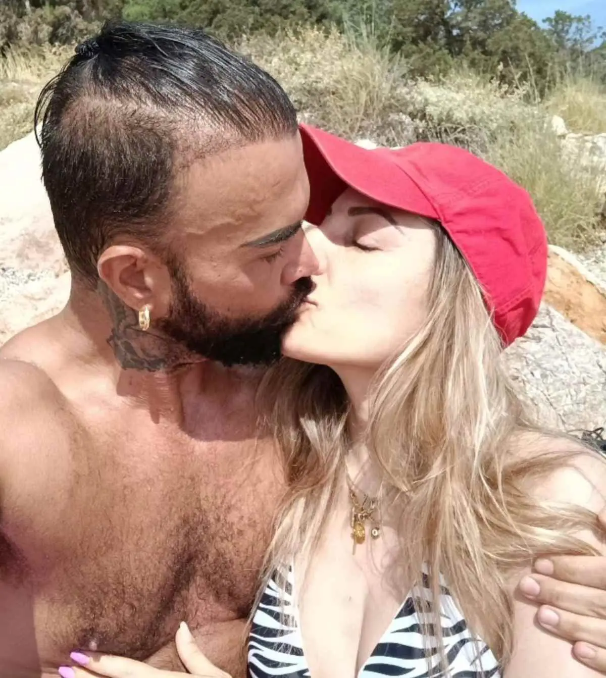 Ο Περικλής Κονδυλάτος με ξανθιά καλλονή