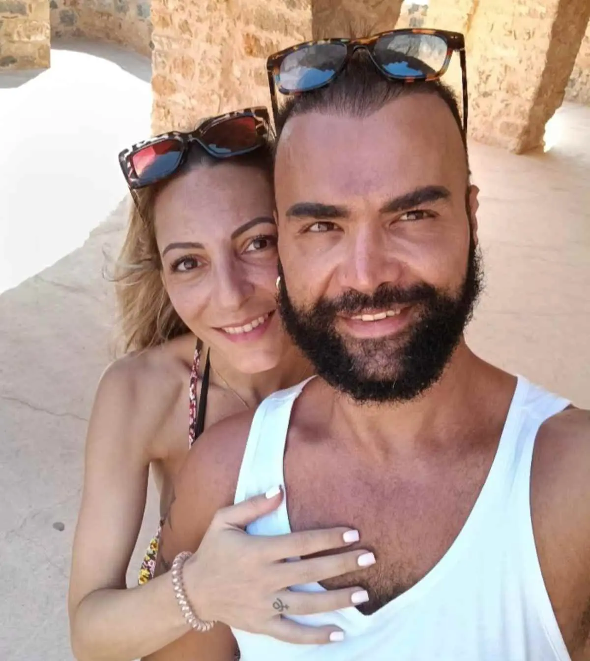 Ο Περικλής Κονδυλάτος με ξανθιά καλλονή