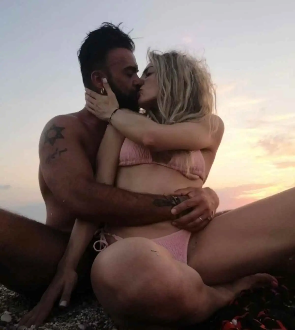 Ο Περικλής Κονδυλάτος με ξανθιά καλλονή