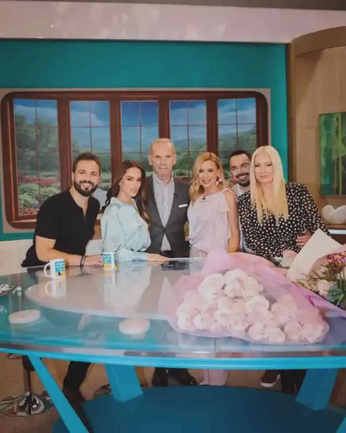 Κατερίνα Καραβάτου: Το μήνυμα μετά την έναρξη της στον ΑΝΤ1 8 Η Κατερίνα Καραβάτου με τους συνεργάτες της