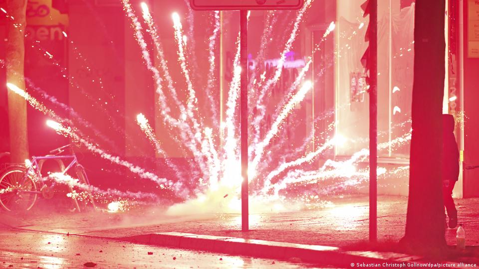 Ο πλανήτης καλωσόρισε το 2026 με εντυπωσιακά σόου και πυροτεχνήματα – Δείτε εικόνες και βίντεο