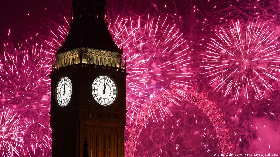 Ο πλανήτης καλωσόρισε το 2026 με εντυπωσιακά σόου και πυροτεχνήματα – Δείτε εικόνες και βίντεο