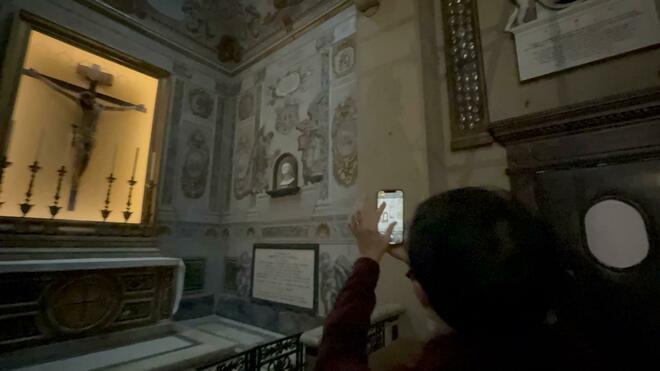 Ιταλία: Άγγελος με ομοιότητα στη Μελόνι «αναδύθηκε» απρόσμενα σε τοιχογραφία εκκλησίας – Βίντεο 4 Ιταλία: Άγγελος με ομοιότητα στη Μελόνι «αναδύθηκε» απρόσμενα σε τοιχογραφία εκκλησίας – Βίντεο