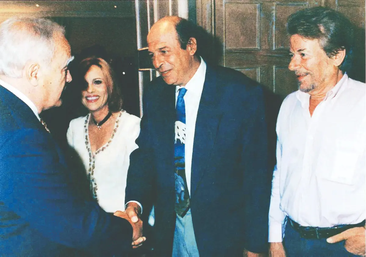 Μανουσάκης: Συγκινεί η σύζυγός του 14 μήνες μετά την απώλειά του – «Του μιλάω, μου απαντά, φωνάζω» 8 Ο Μανουσάκης δέχεται συγχαρητήρια από τον Κάρολο Παπούλια για τη σειρά «Άγγιγμα ψυχής». Στο πλευρό του η Λόλα Νταϊφά και ο Πέτρος Φυσσούν