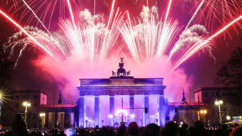 Ο πλανήτης καλωσόρισε το 2026 με εντυπωσιακά σόου και πυροτεχνήματα – Δείτε εικόνες και βίντεο