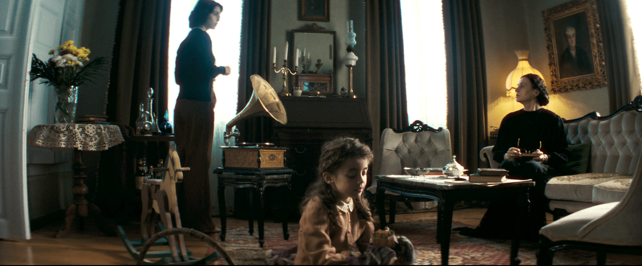 «Η μεγάλη χίμαιρα»: Η μικρή Άννα αρρωσταίνει και η οικογένεια βυθίζεται σε αγωνία και οργή 3 «Η μεγάλη χίμαιρα»: Η μικρή Άννα αρρωσταίνει και η οικογένεια βυθίζεται σε αγωνία και οργή