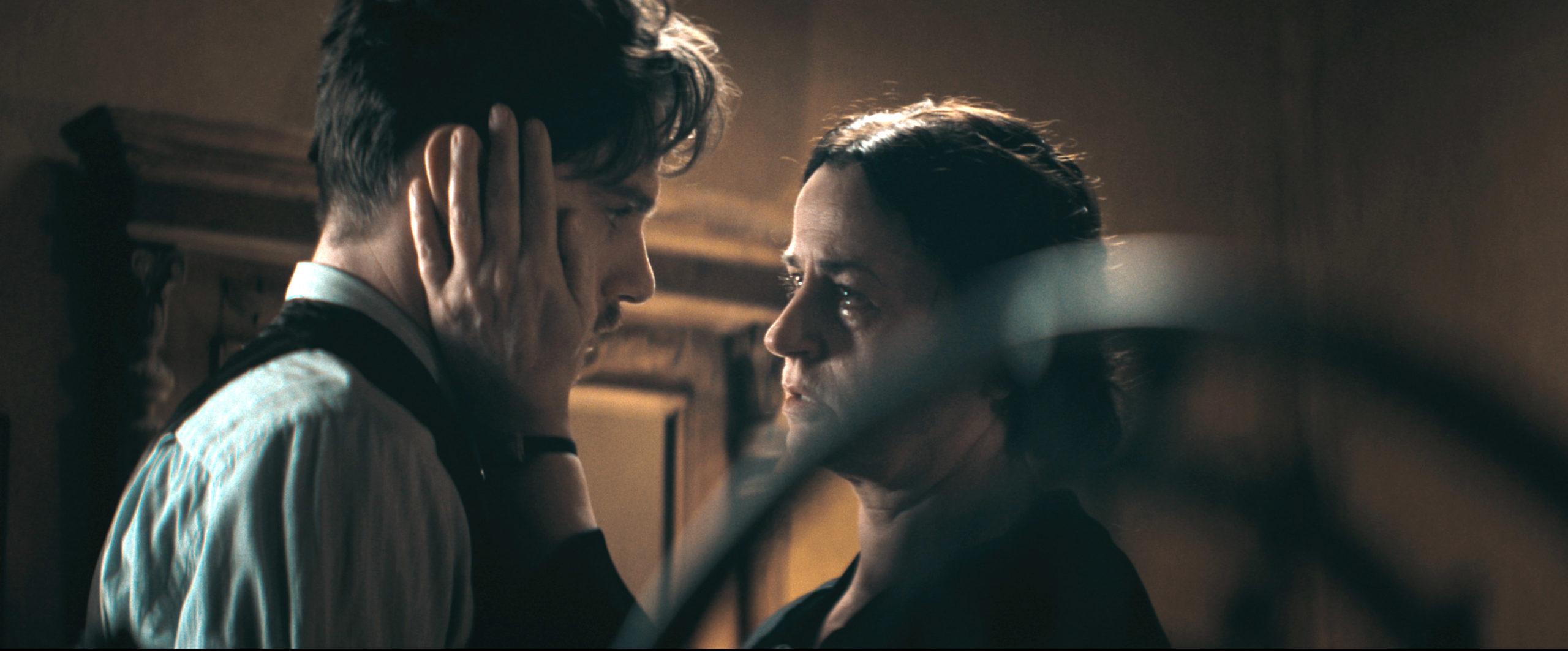 «Η μεγάλη χίμαιρα»: Η μικρή Άννα αρρωσταίνει και η οικογένεια βυθίζεται σε αγωνία και οργή 4 «Η μεγάλη χίμαιρα»: Η μικρή Άννα αρρωσταίνει και η οικογένεια βυθίζεται σε αγωνία και οργή