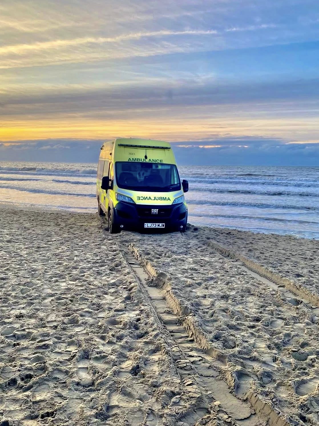 Απρόοπτη διάσωση: Ασθενοφόρο παγιδεύτηκε στην άμμο με ασθενή – Μεταφορά με άλλο όχημα στο νοσοκομείο