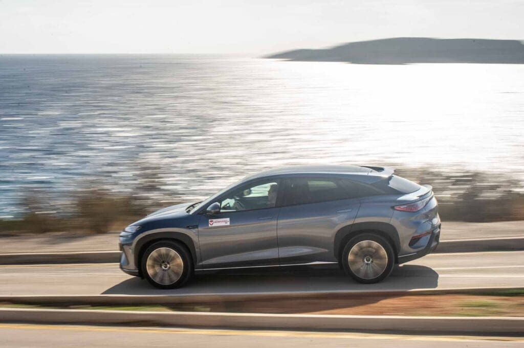 BYD – Tesla: Ισοπαλία στον αγώνα 10 Δοκιμή BYD Sealion 7 Excellence