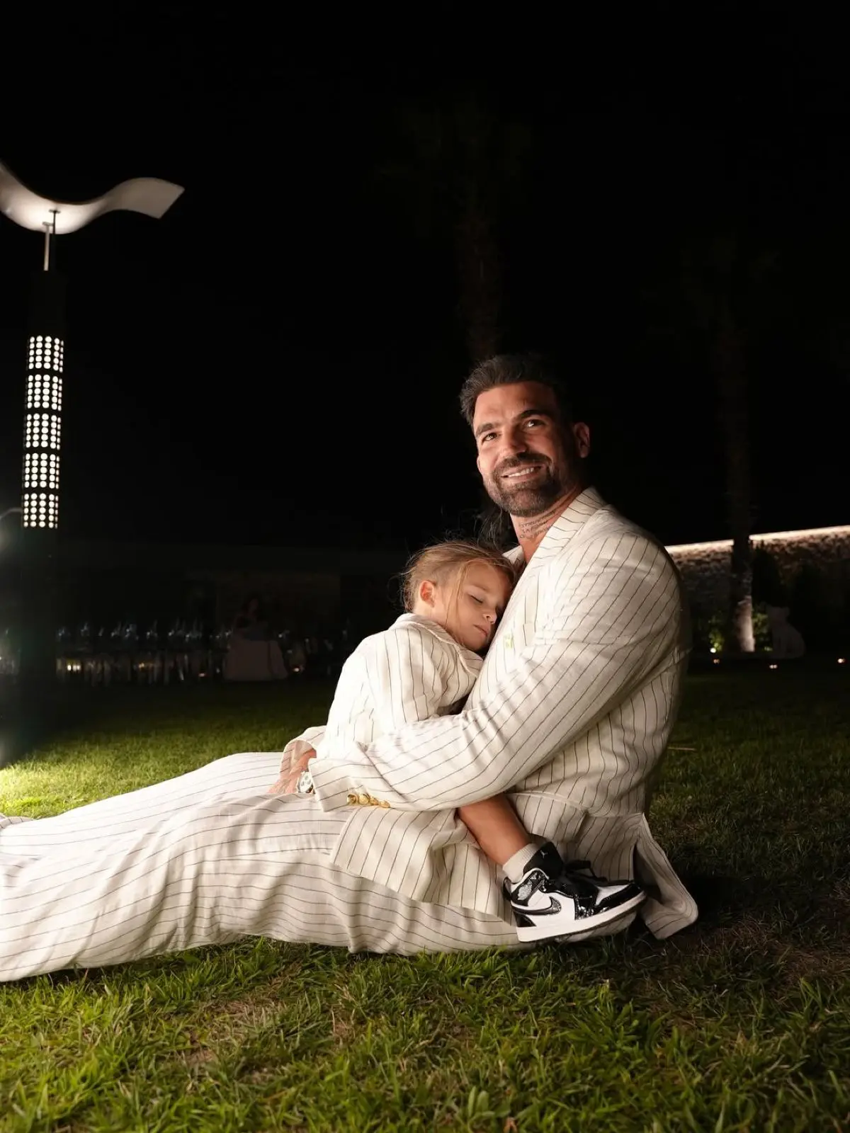 Ρία Ελληνίδου: Οι δημόσιες εκδηλώσεις αγάπης του Δημήτρη Αλεξάνδρου – Τα σχόλια που τους «πρόδωσαν» 6 Ο Δημήτρης Αλεξάνδρου με τον Πάρη