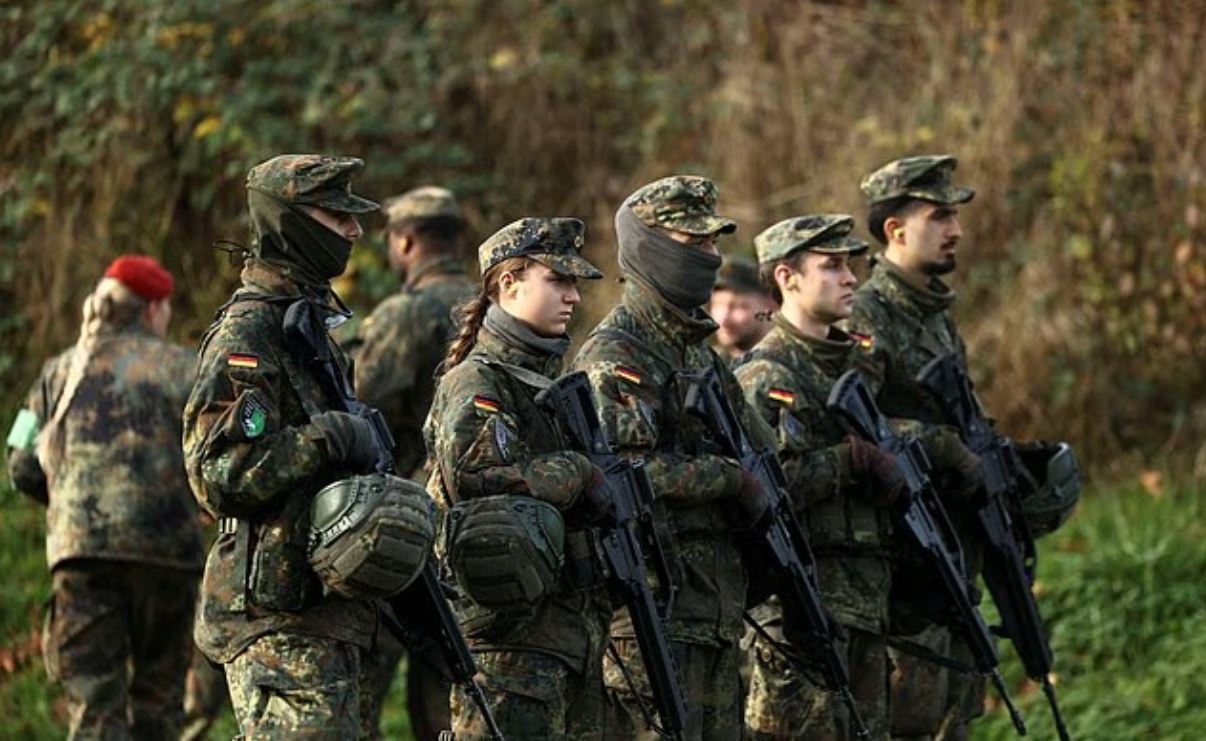Γερμανία: «Είστε έτοιμοι για μάχη;» – Έντυπα σε 18χρονους και νέοι κανονισμοί στρατολόγησης