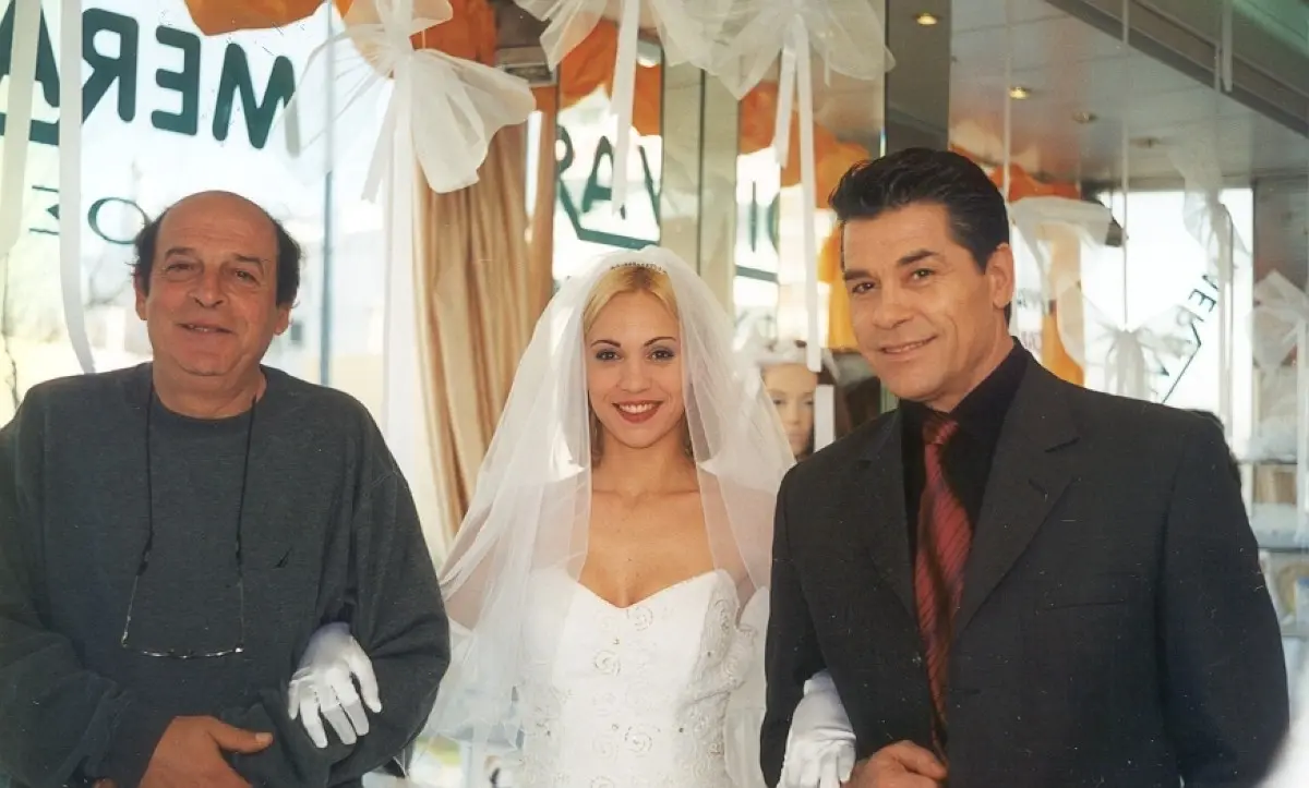 Μανουσάκης: Συγκινεί η σύζυγός του 14 μήνες μετά την απώλειά του – «Του μιλάω, μου απαντά, φωνάζω» 13 Με τη Λίνα Σακκά και τον Πάνο Μιχαλόπουλο στη σειρά «Για μια γυναίκα κι ένα αυτοκίνητο»