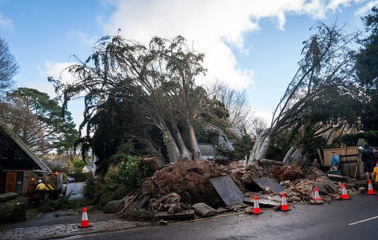 Ευρώπη: Χιλιάδες σπίτια χωρίς ρεύμα, ακυρώσεις πτήσεων, αναταραχές στις σιδηροδρομικές μεταφορές λόγω της καταιγίδας Γκορέτι