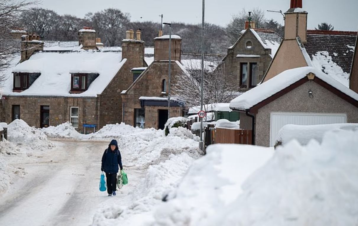Ευρώπη: Χιλιάδες σπίτια χωρίς ρεύμα, ακυρώσεις πτήσεων, αναταραχές στις σιδηροδρομικές μεταφορές λόγω της καταιγίδας Γκορέτι