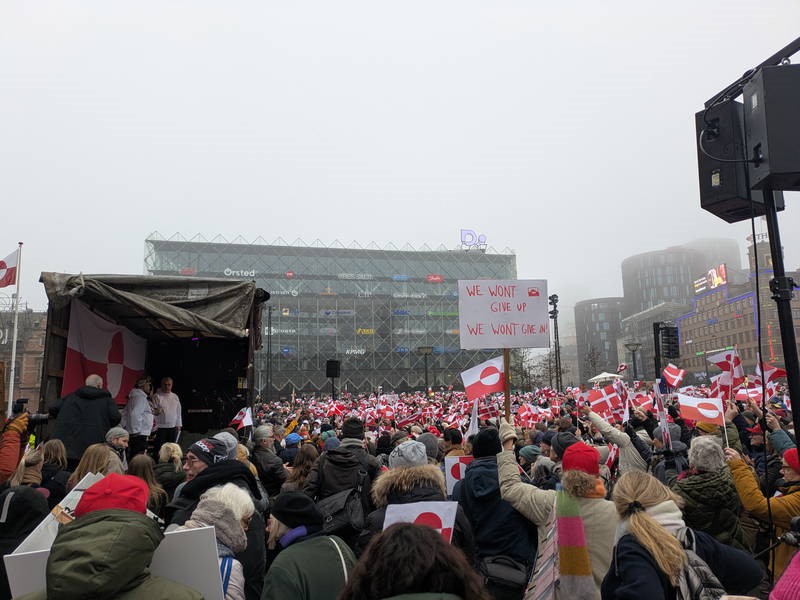 «Η Γροιλανδία δεν είναι προς πώληση»: Μαζικές οι διαδηλώσεις σε Κοπεγχάγη και Νουούκ κατά των απειλών Τραμπ για προσάρτηση