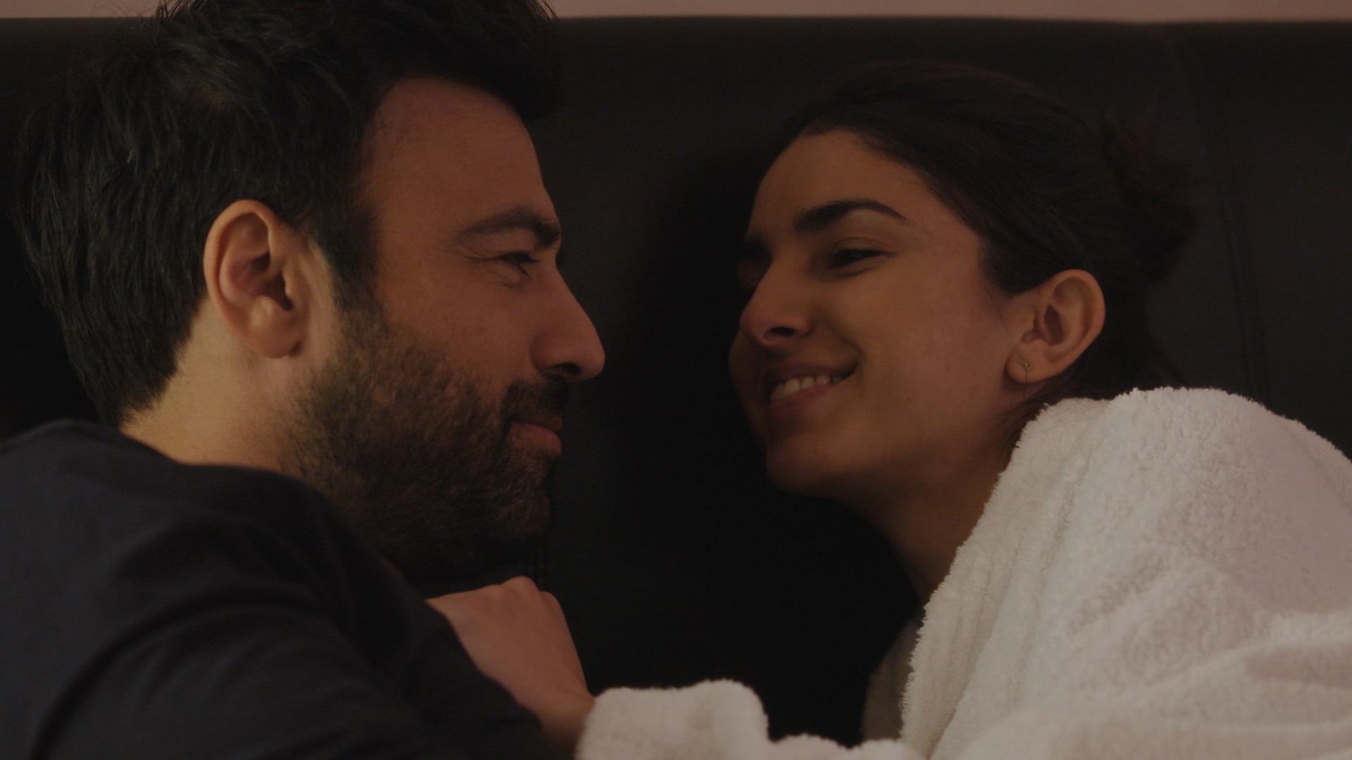 Η Γη της Ελιάς: Ο Μανώλης φτάνει στα άκρα για να προστατεύσει τη Δάφνη και το παιδί της 4 Η ΓΗ ΤΗΣ ΕΛΙΑΣ