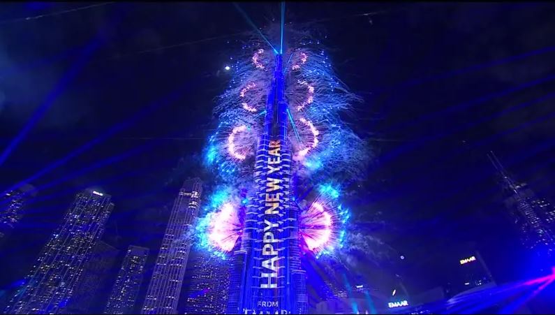 Ο πλανήτης καλωσόρισε το 2026 με εντυπωσιακά σόου και πυροτεχνήματα – Δείτε εικόνες και βίντεο