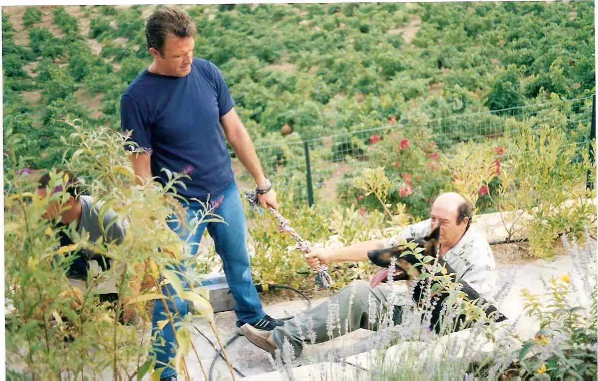 Μανουσάκης: Συγκινεί η σύζυγός του 14 μήνες μετά την απώλειά του – «Του μιλάω, μου απαντά, φωνάζω» 10 Μανουσάκης και Τσαρούχας στα γυρίσματα της σειράς «Η αγάπη ήρθε από μακριά»