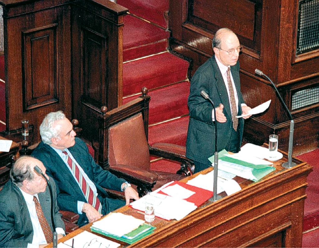 "Οι 37 ημέρες της έντασης: Το χρονικό των Ιμίων «στιγμή προς στιγμή»"