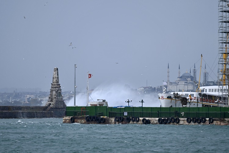 Κωνσταντινούπολη: Εκτεταμένες καταστροφές από ισχυρούς ανέμους – Κατέρρευσαν μιναρέδες και η θάλασσα κατέκλυσε σήραγγες