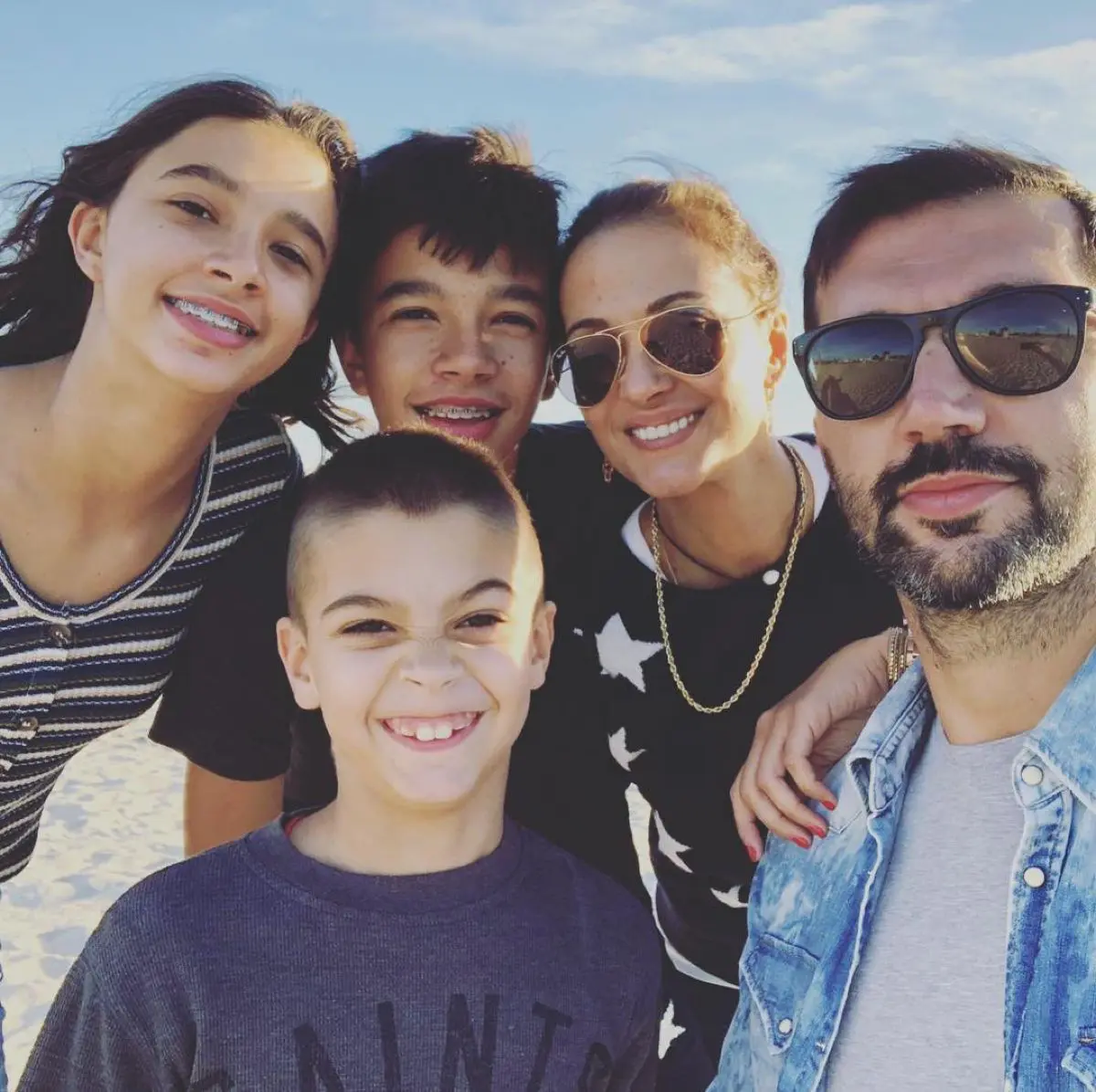 Αλέκα Καμηλά & Πέτζα Στογιάκοβιτς: Ο γιος τους Αντρέι ακολουθεί τα χνάρια του πατέρα του – Η αναφορά στη μητέρα του 3 Η Αλέκα Καμηλά και ο Πέτζα Στογιάκοβιτς με τα παιδιά τους