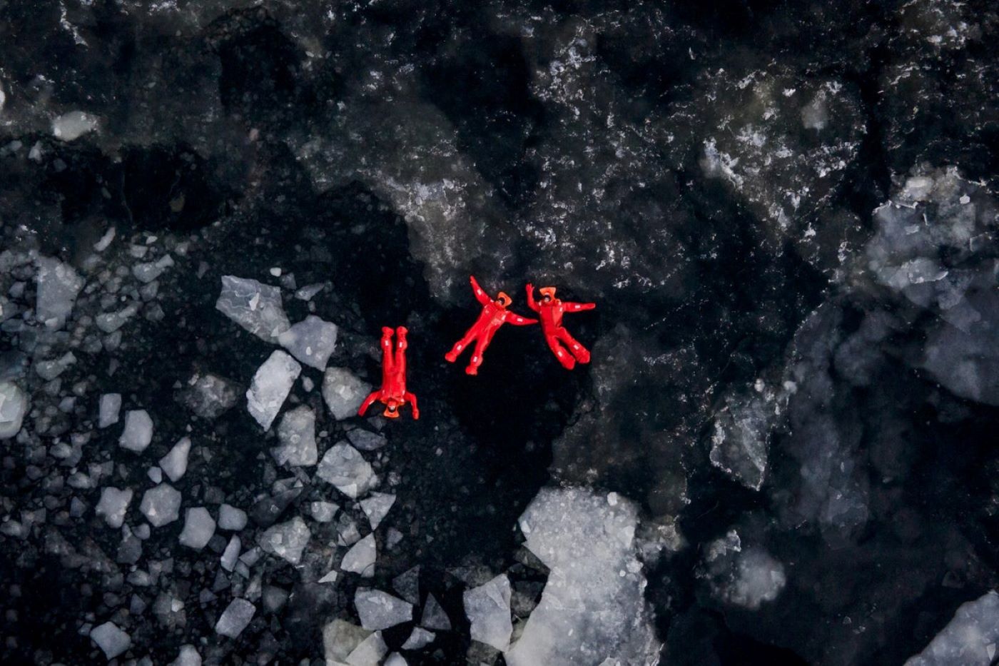 Δραματική εξέλιξη στην Αρκτική: Τουρίστρια χάθηκε στα παγωμένα νερά κατά τη διάρκεια «ice floating» – Γιατί πιστεύεται νεκρή