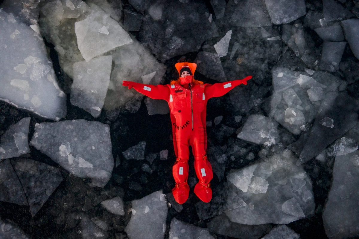 Δραματική εξέλιξη στην Αρκτική: Τουρίστρια χάθηκε στα παγωμένα νερά κατά τη διάρκεια «ice floating» – Γιατί πιστεύεται νεκρή