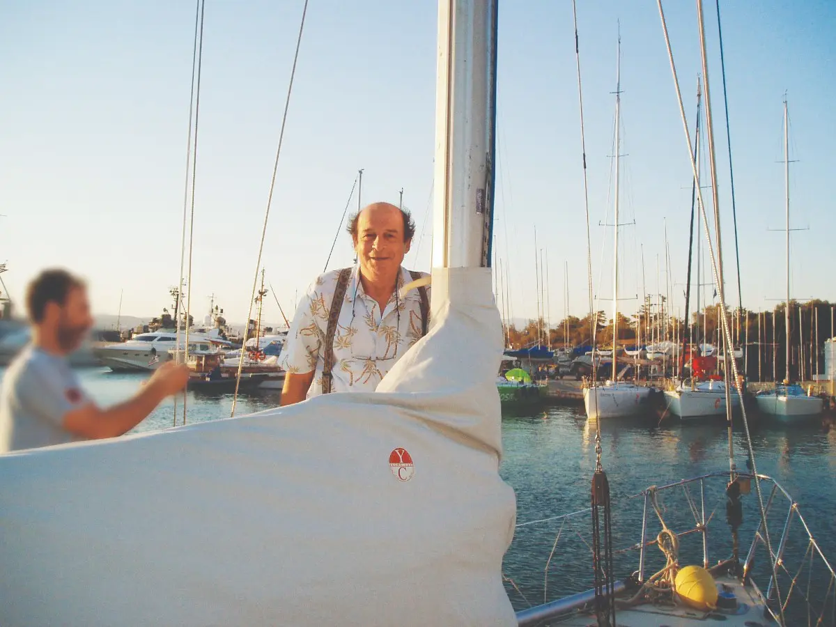 Μανουσάκης: Συγκινεί η σύζυγός του 14 μήνες μετά την απώλειά του – «Του μιλάω, μου απαντά, φωνάζω» 14 Στα χόμπι του Μανουσάκη και η ιστιοπλοΐα