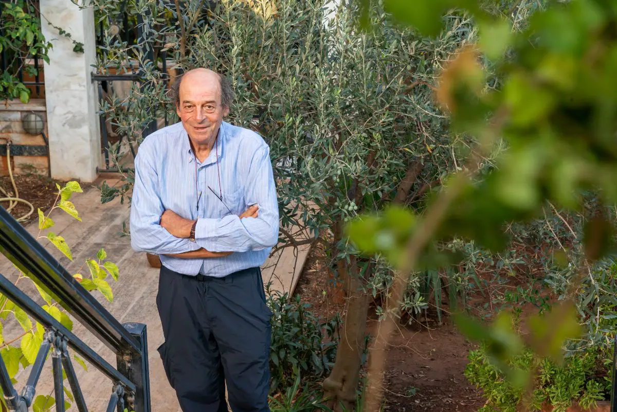 Μανουσάκης: Συγκινεί η σύζυγός του 14 μήνες μετά την απώλειά του – «Του μιλάω, μου απαντά, φωνάζω» 11 Ο Μανούσος Μανουσάκης στην αυλή του σπιτιού του