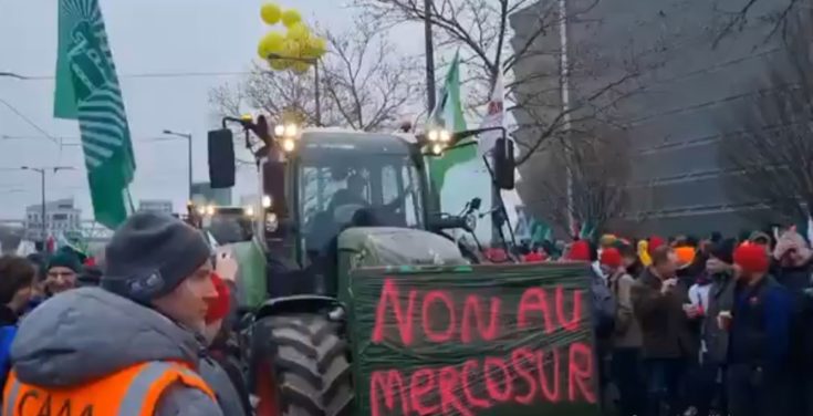 Γαλλία: Αγρότες διαδηλώνουν μπροστά στο Ευρωπαϊκό Κοινοβούλιο κατά της συμφωνίας Ε.Ε.- Mercosur