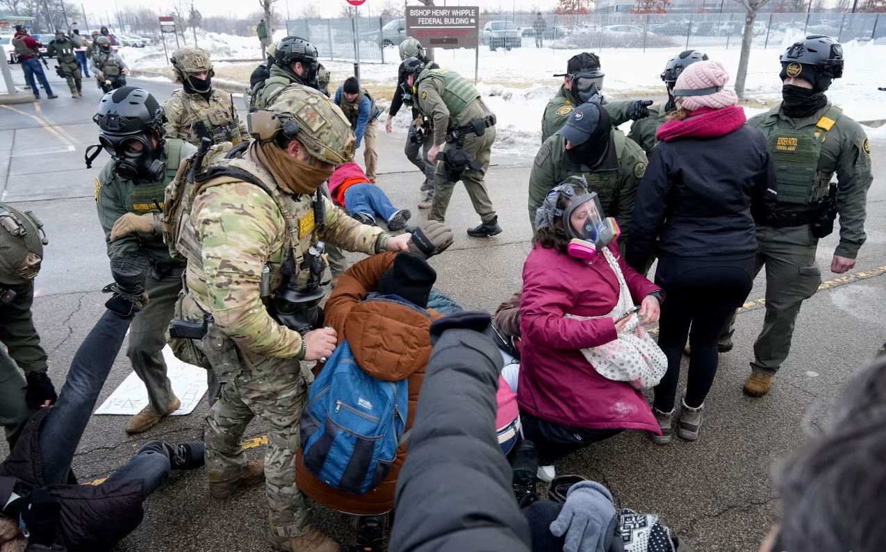 Μινεάπολη: Συγκρούσεις αστυνομίας και διαδηλωτών για τον θάνατο 37χρονης από πυρά της ICE – «Η ένταση κορυφωνόταν εδώ και μέρες»