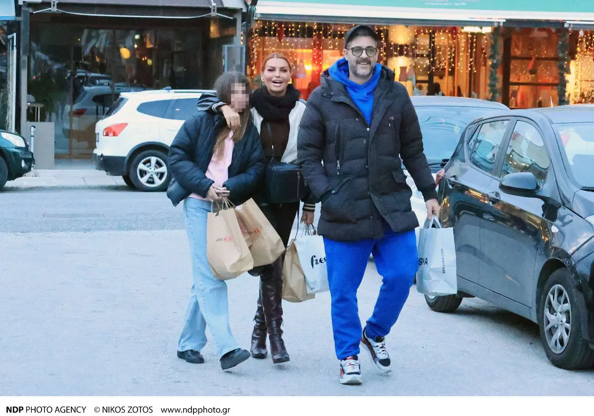 Νίνα Λοτσάρη: Περίπατος στη Γλυφάδα με τον αγαπημένο και την κόρη της, Ερωφίλη 7 Η Νίνα Λοτσάρη με τον σύντροφο και την κόρη της