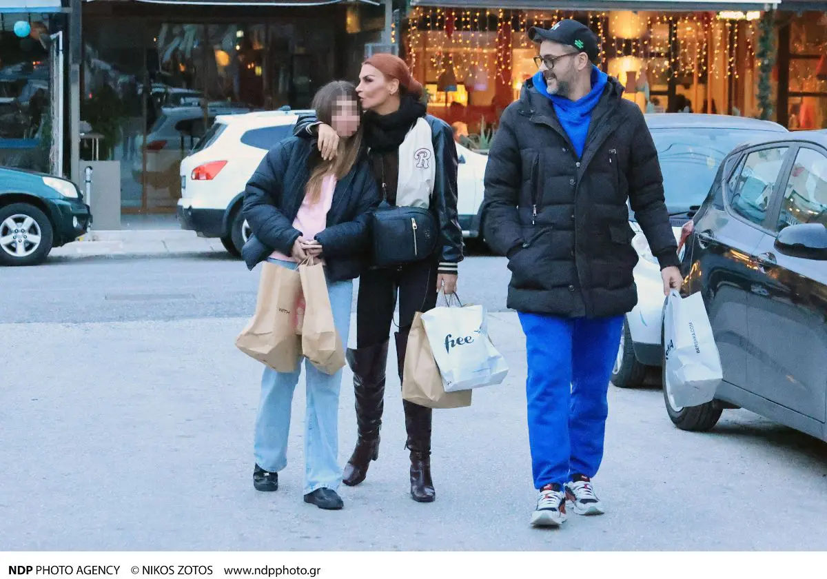 Νίνα Λοτσάρη: Περίπατος στη Γλυφάδα με τον αγαπημένο και την κόρη της, Ερωφίλη 10 Η Νίνα Λοτσάρη με τον σύντροφο και την κόρη της